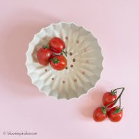 Porseleinen vergiet met tomatenzaadjes voor in eigen tuin